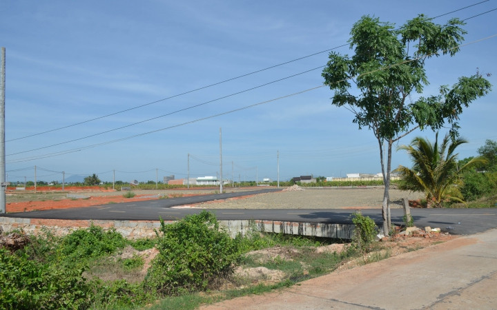Một khu đất được tách thửa đất, hợp thửa hình thành điểm dân cư tạo mới ở xã Phong Nẫm, từ việc cho phép chuyển mục đích sử dụng đất trái quy định của một số lãnh đạo UBND TP Phan Thiết. 02-1594276006141.jpg
