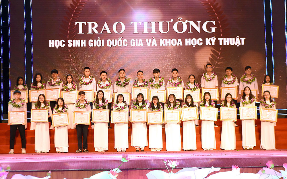 Nghệ An tuyên dương học sinh đạt giải quốc tế, quốc gia và đạt điểm cao trong kỳ thi tốt nghiệp THPT ảnh 1 Nghệ An tuyên dương học sinh đạt giải quốc tế, quốc gia và đạt điểm cao trong kỳ thi tốt nghiệp THPT -0