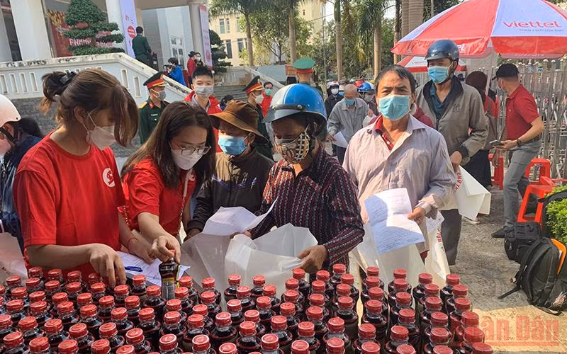 Những người nghèo ở thành phố Buôn Ma Thuột chọn hàng tại phiên “Chợ nhân đạo” xuân Nhâm Dần 2022.