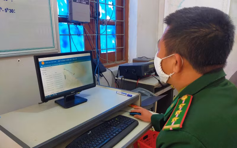 Bộ đội Biên phòng Quảng Bình liên lạc, hướng dẫn cứu ngư dân bị nạn thông qua hệ thống giám sát tàu cá. 