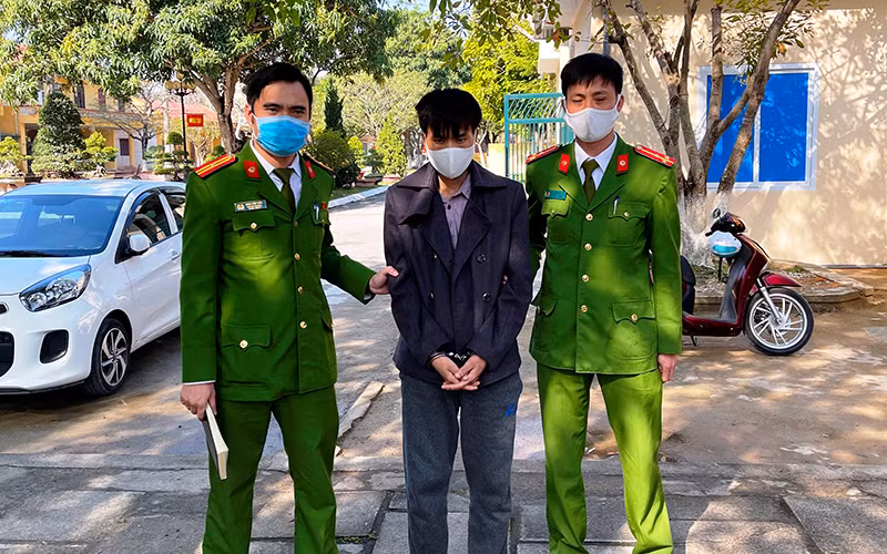 Công an bắt giữ, áp giải Sùng A Tông.