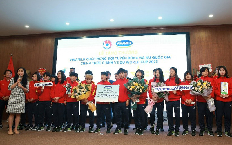 Đại diện Vinamilk chia sẻ niềm vui với toàn đội, đồng thời chúc đội tuyển đạt được thành tích tốt tại Seagames sắp tới. Vinamilk thưởng 1 tỷ đồng mừng kỳ tích lịch sử của đội tuyển bóng đá nữ Việt Nam -0