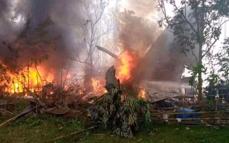 Công tác cứu nạn đang diễn ra tại hiện trường. (Ảnh: CNN)