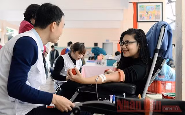 Tuyên truyền về tuổi trẻ Thủ đô tham gia hiến máu nhân đạo. (Ảnh: MỸ HÀ)