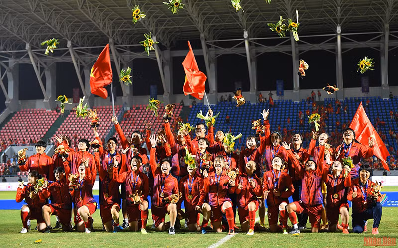Đội tuyển bóng đá nữ Việt Nam đón nhận Huy chương Vàng SEA Games 31. Ảnh: THÀNH ĐẠT