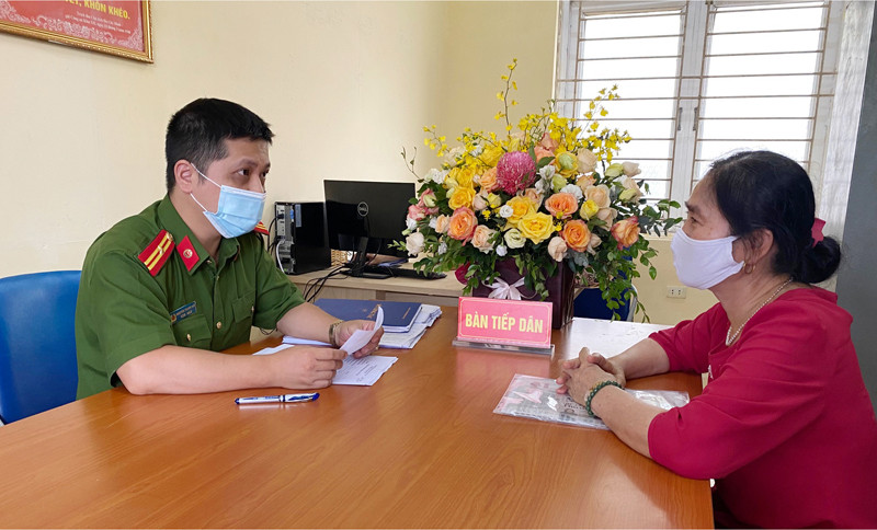 Cán bộ Công an phường Liễu Giai (quận Ba Đình, Hà Nội) hướng dẫn người dân đăng ký thường trú theo quy định của Luật Cư trú năm 2020. Triển khai thi hành Luật Cư trú mới, không để người dân phải băn khoăn -0
