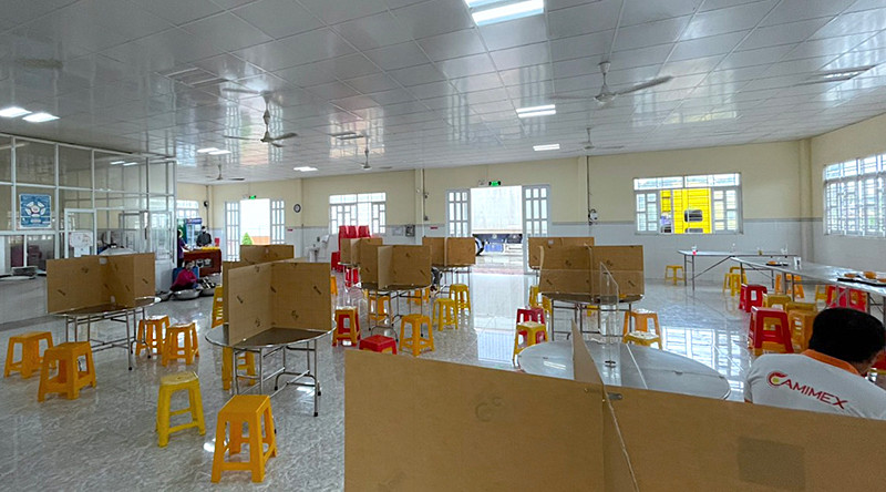 Nơi ăn của công nhân tại căng-tin Công ty Cổ phần Camimex Group Cà Mau có bố trí vách ngăn. Cà Mau sản xuất an toàn trong thời gian giãn cách, công nhân được bố trí ở khách sạn “5 sao” -0