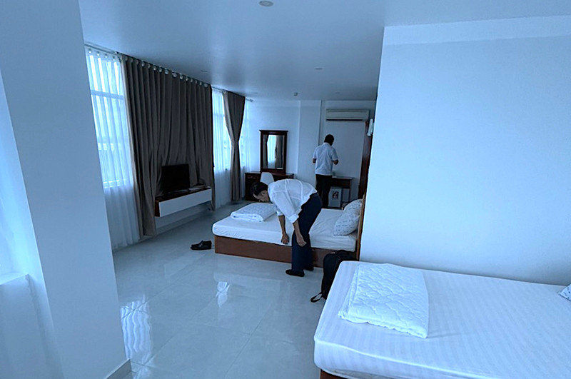 Doanh nghiệp thủy sản thuê toàn bộ phòng của khách sạn làm nơi ngủ, nghỉ cho công nhân. Cà Mau sản xuất an toàn trong thời gian giãn cách, công nhân được bố trí ở khách sạn “5 sao” -0