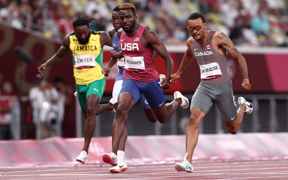 Andre De Grasse (bìa phải) cán đích đầu tiên để giành huy chương vàng chạy 200m nam với khoảng cách rất sít sao so với các đối thủ bám đuổi. (Ảnh: Getty Images)