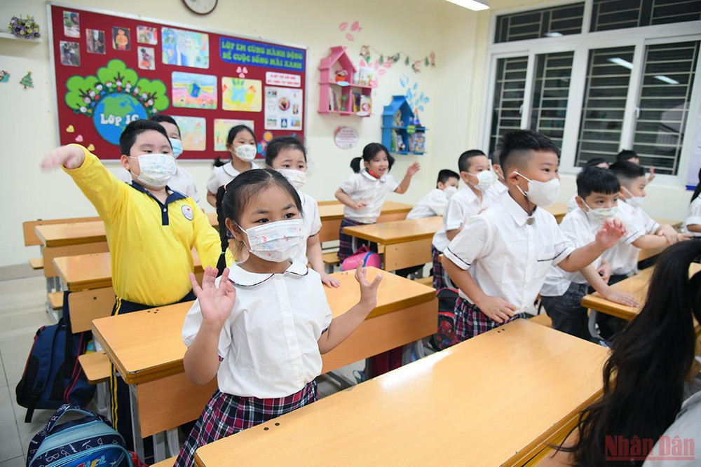 Buổi học đầu, các trường sẽ không dạy kiến thức mà tập trung cho các bạn làm quen với nhau cũng như với trường lớp, học nội quy và chơi các trò chơi. (ẢNH: THÀNH ĐẠT) Ngày đi học đầu tiên tràn niềm vui của học sinh Hà Nội -0