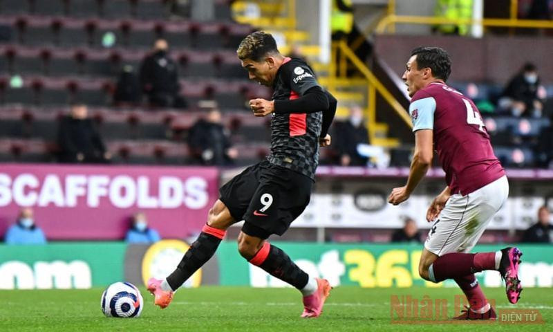 R. Firmino (trái) mở tỷ số cho Liverpool phút 43.