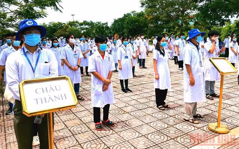 Sinh viên Trường Đại học Y dược Cần Thơ trước giờ lên đường.(Ảnh: THANH TÂM) 