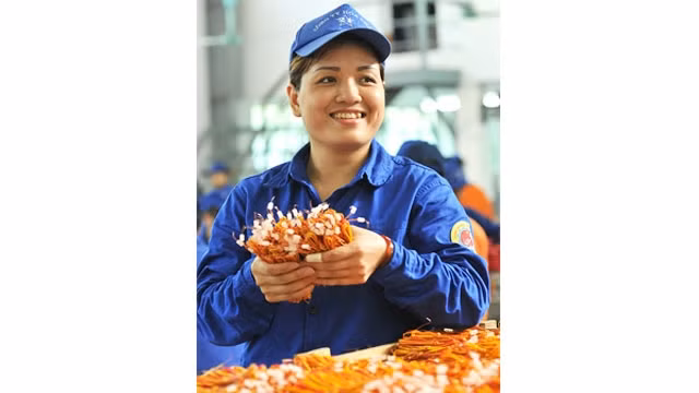 Nụ cười nữ công nhân quốc phòng.