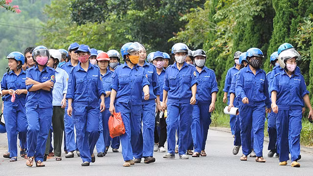 Nữ công nhân quốc phòng ảnh 3