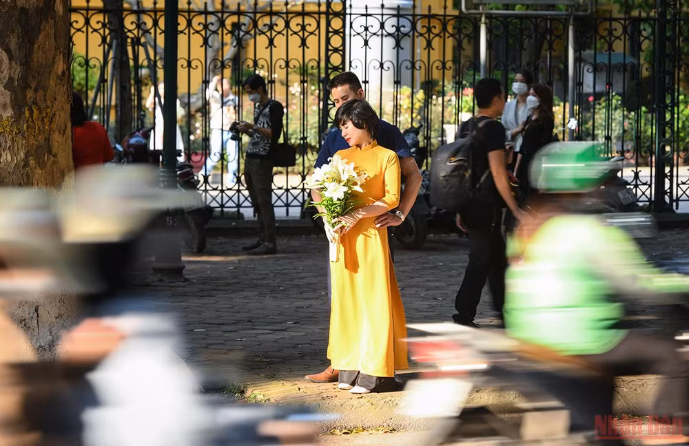 Tháng tư mùa hoa loa kèn tinh khôi xuống phố Hà Nội -0