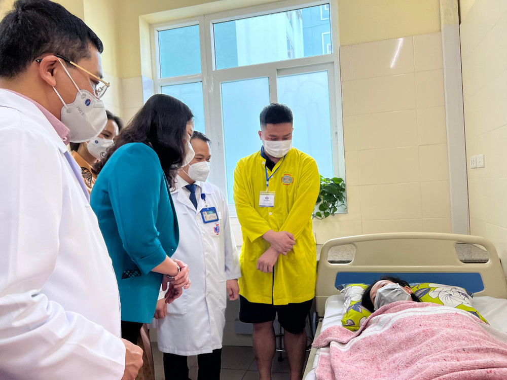 Phó Chủ tịch nước Võ Thị Ánh Xuân thăm hỏi sản phụ mắc ung thư sinh con ở tuần 35. Phó Chủ tịch nước Võ Thị Ánh Xuân thăm hỏi, tặng quà cho trẻ em tại Bệnh viện K -0