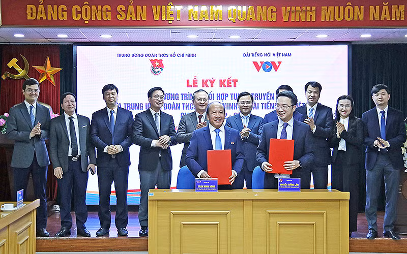 Đại diện lãnh đạo Trung ương Đoàn và Đài Tiếng nói Việt Nam tại buổi lễ.