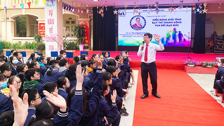 TS Nguyễn Thanh Tùng và học sinh Trường Bế Văn Đàn (Hà Nội) trong buổi trò chuyện.