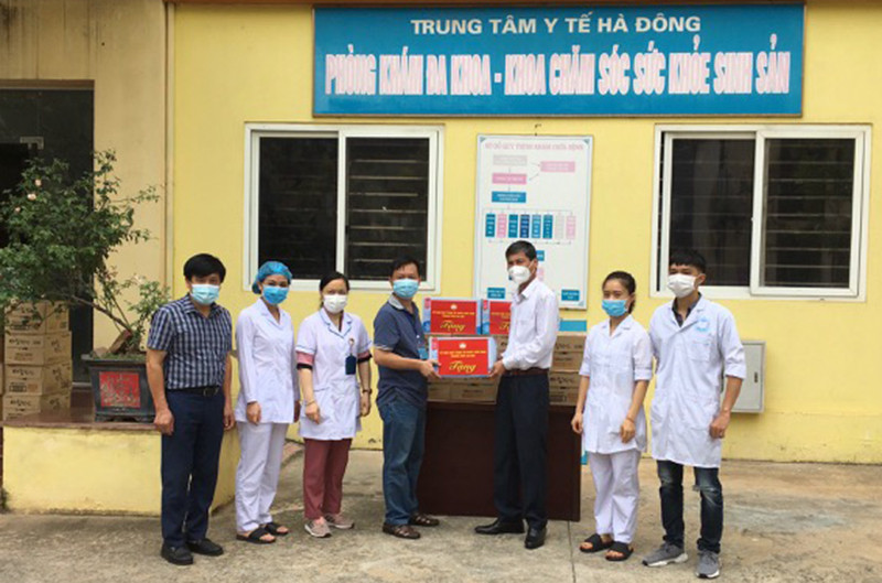 Đại diện Mặt trận Tổ quốc thành phố tặng quà các trung tâm y tế. Hà Nội trao nhiều phần quà cho lực lượng tuyến đầu chống dịch và người lao động -0