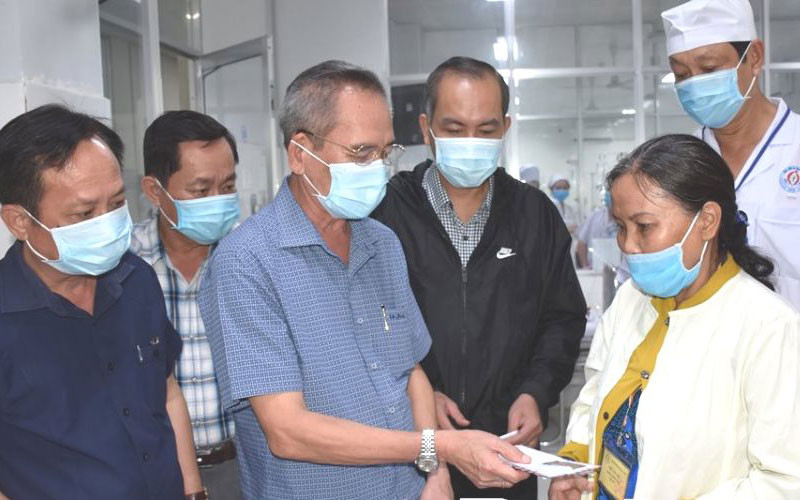 Lãnh đạo tỉnh Bạc Liêu đến Bệnh viện đa khoa tỉnh thăm, tặng quà và động viên gia đình ông La Văn Thuận. Ảnh: Châu Minh Đạt Bạc Liêu truy tặng bằng khen anh Châu Khêl vì hành động dũng cảm cứu người -0