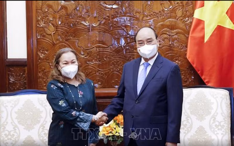 Chủ tịch nước Nguyễn Xuân Phúc tiếp Đại sứ Malaysia Dato Sharifah Norhana Syed Mustaffa. (Ảnh: TTXVN)