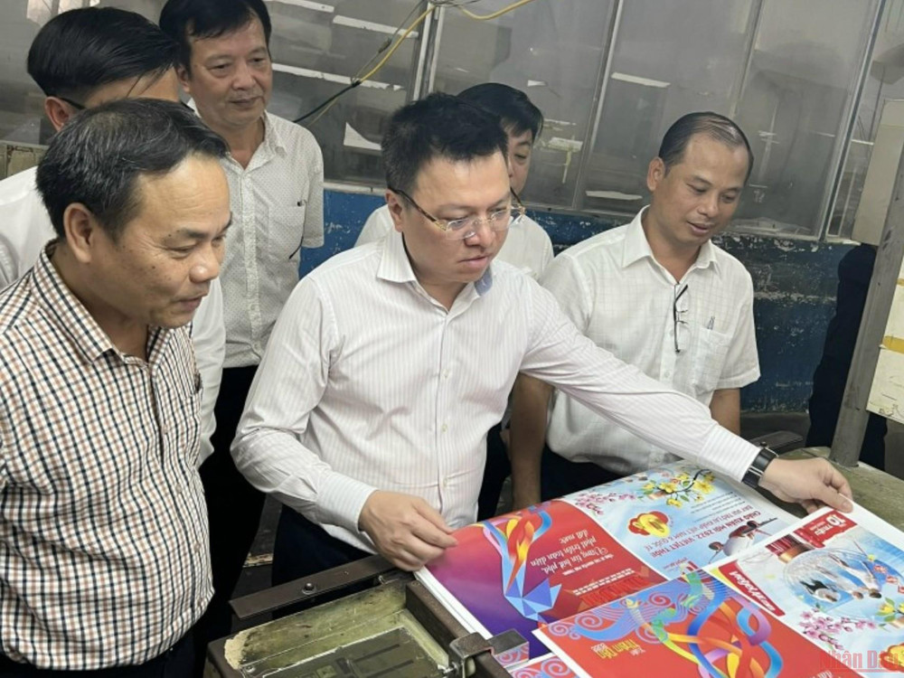 Tổng Biên tập Lê Quốc Minh đã ký và nhấn nút phát lệnh in ấn phẩm Xuân Nhân Dân Nhâm Dần 2022.