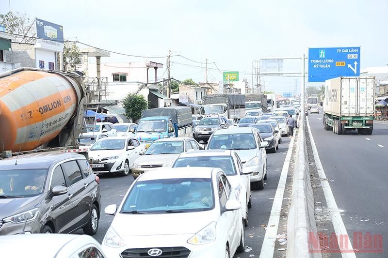Hàng nghìn phương tiện nối đuôi nhau từ tuyến cao tốc Trung Lương-Mỹ Thuận ra quốc lộ 1A. Tiền Giang: Kẹt xe kéo dài do phương tiện di chuyển quá đông -0