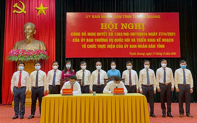 Lãnh đạo tỉnh Tuyên Quang chứng kiến lễ ký bàn giao trách nhiệm quản lý giữa huyện Chiêm Hóa và huyện Lâm Bình.