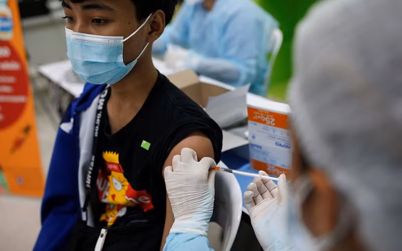 Học sinh Thái Lan tiêm vaccine ngừa Covid-19 tại một trường học ở thủ đô Bangkok. (Ảnh: Reuters)