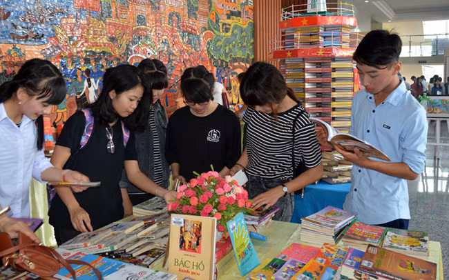 Học sinh và sinh viên tham gia chương trình giới thiệu sách về biển đảo tại Trung tâm hội nghị tỉnh Hưng Yên. Ảnh: VƯƠNG KIÊN