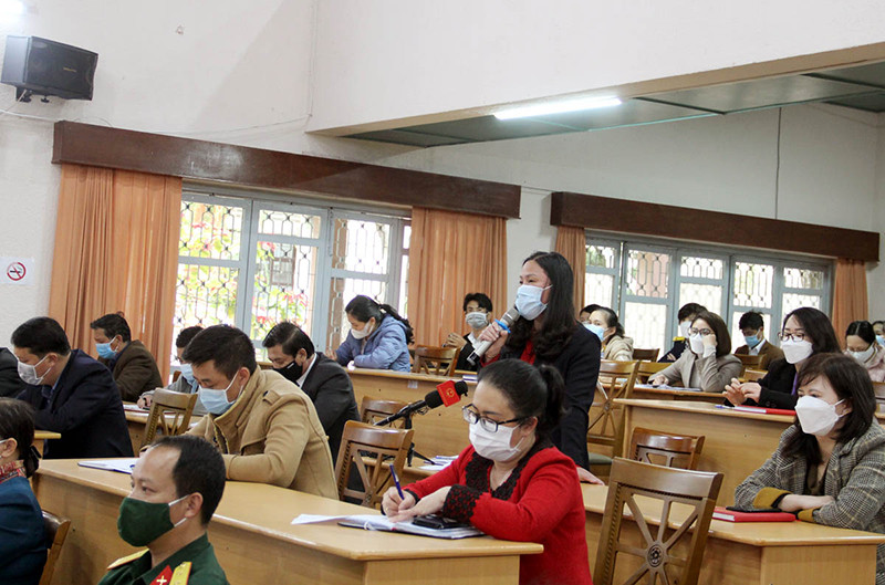 Cử tri phát biểu ý kiến tại buổi tiếp xúc. Trưởng Ban Nội chính Trung ương Phan Đình Trạc trao quà tặng người lao động khó khăn tỉnh Lâm Đồng -0