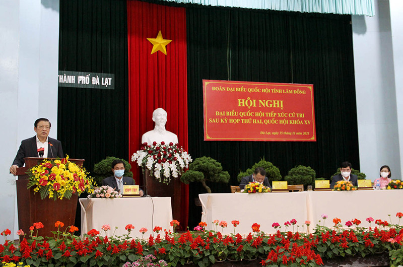 Đồng chí Phan Đình Trạc phát biểu ý kiến tại buổi tiếp xúc cử tri thành phố Đà Lạt. Trưởng Ban Nội chính Trung ương Phan Đình Trạc trao quà tặng người lao động khó khăn tỉnh Lâm Đồng -0