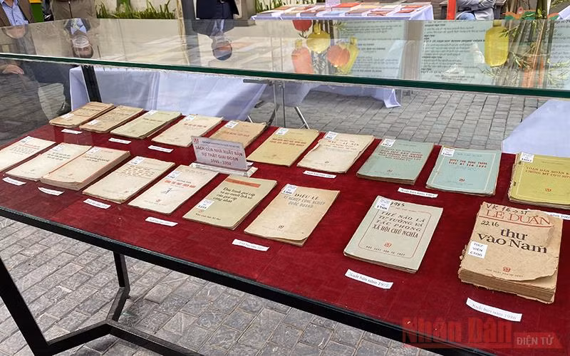 NXB Chính trị quốc gia Sự thật trưng bày sách kỷ niệm 75 năm Ngày truyền thống và giới thiệu bộ sách “Các dân tộc ở Việt Nam” -0