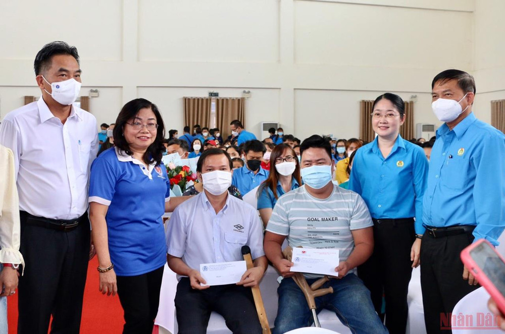 Trao hỗ trợ công nhân lao động là đoàn viên công đoàn, công nhân lao động không may bị tai nạn lao động, bệnh nghề nghiệp. Nhiều hoạt động tại Bình Dương trong Tháng công nhân và Tháng hành động về an toàn, vệ sinh lao động -0