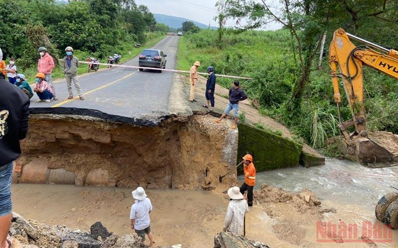 Đơn vị thi công đang khẩn trương khắc phục đoạn đường bị nước cuốn trôi trên Quốc lộ 29 thuộc địa phận xã Sơn Giang, huyện Sông Hinh, Phú Yên.