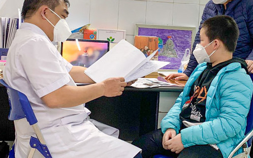 Bác sĩ tư vấn cho gia đình bệnh nhi. Cô đơn và rối loạn tâm lý tuổi vị thành niên -0