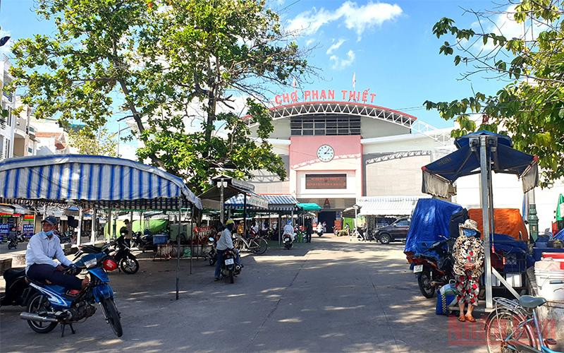 Các chợ truyền thống tại Bình Thuận phải tạo mã QR để khách hàng quét mã khi ra, vào; có lắp đặt hệ thống camera. Bình Thuận triển khai thực hiện Nghị quyết 128 của Chính phủ -0