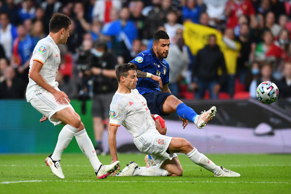 Emerson dứt điểm dội xà. (Ảnh: UEFA) Thắng kịch tính luân lưu, Italia vào chung kết EURO 2020 -0