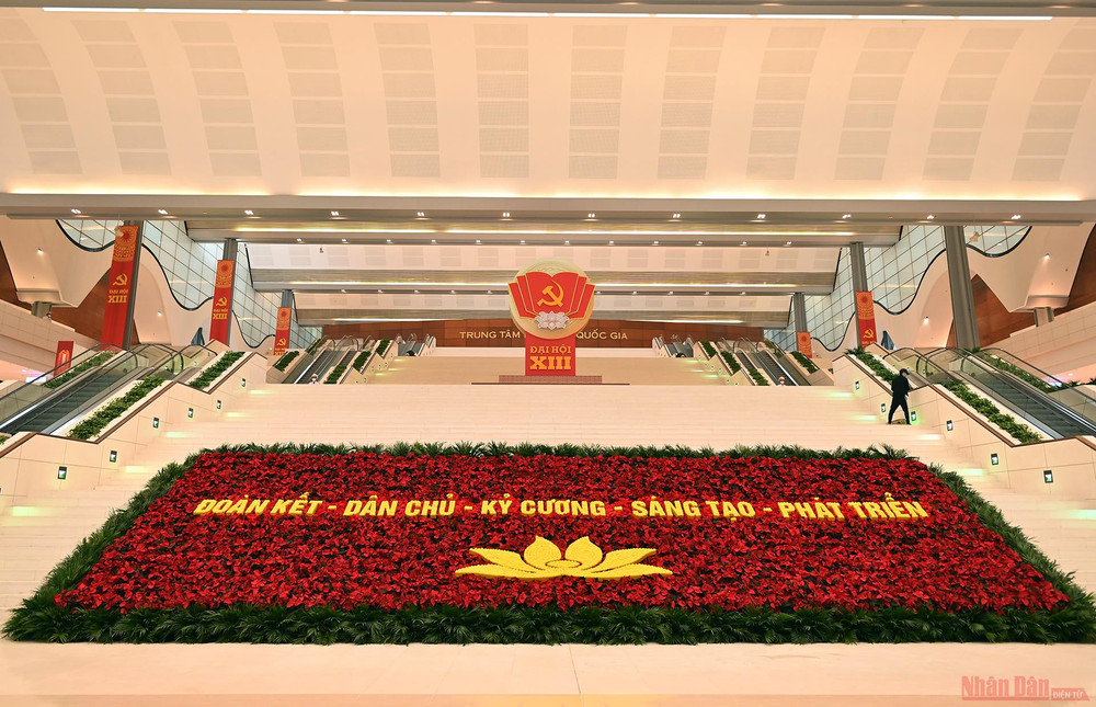 Phía trong sảnh chính, một thảm hoa lớn với dòng chữ ''Đoàn kết - Dân chủ - Kỷ cương - Sáng tạo - Phát triển'' được đặt ở vị trí trang trọng. Sẵn sàng cho sự kiện trọng đại của Đảng và đất nước -0