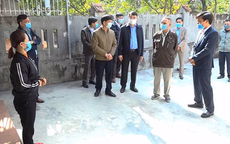 Lãnh đạo cùng các thành viên đoàn công tác ở huyện Quảng Xương kiểm tra người có yếu tố dịch tễ liên quan cách ly tại gia đình.