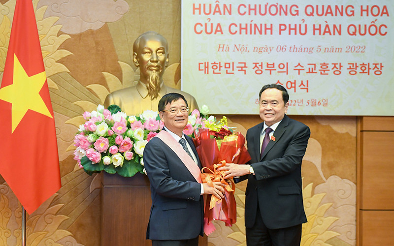 Phó Chủ tịch Thường trực Quốc hội Trần Thanh Mẫn tặng hoa chúc mừng đồng chí Trần Văn Túy. Nguyên Trưởng Ban Công tác đại biểu Trần Văn Túy đón nhận Huân chương Quang Hoa -0