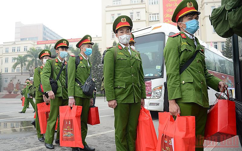 Chương trình “Tết chung một nhà” trao quà, hỗ trợ chuyến xe miễn phí đưa tình nguyện viên lực lượng vũ trang từng tham gia chống dịch về quê sum họp bên gia đình. Hành trình nhân văn và bền vững hướng đến cộng đồng -0