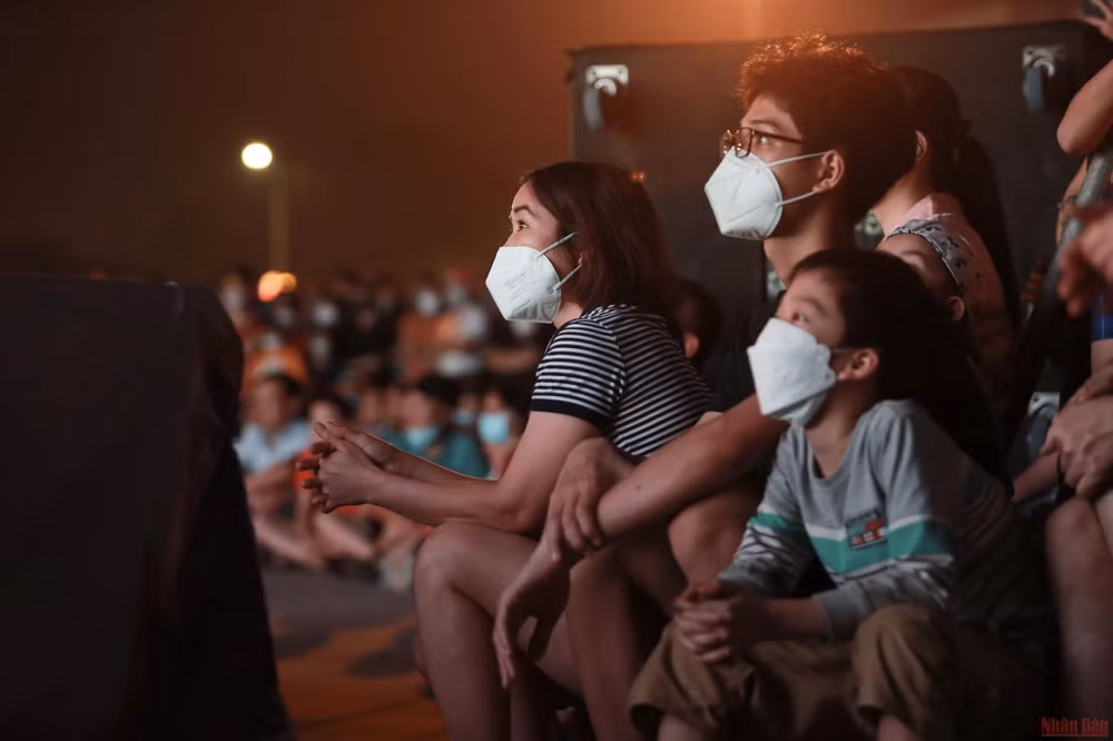 Tất cả đều háo hức với các tình huống đang diễn ra trên sân.