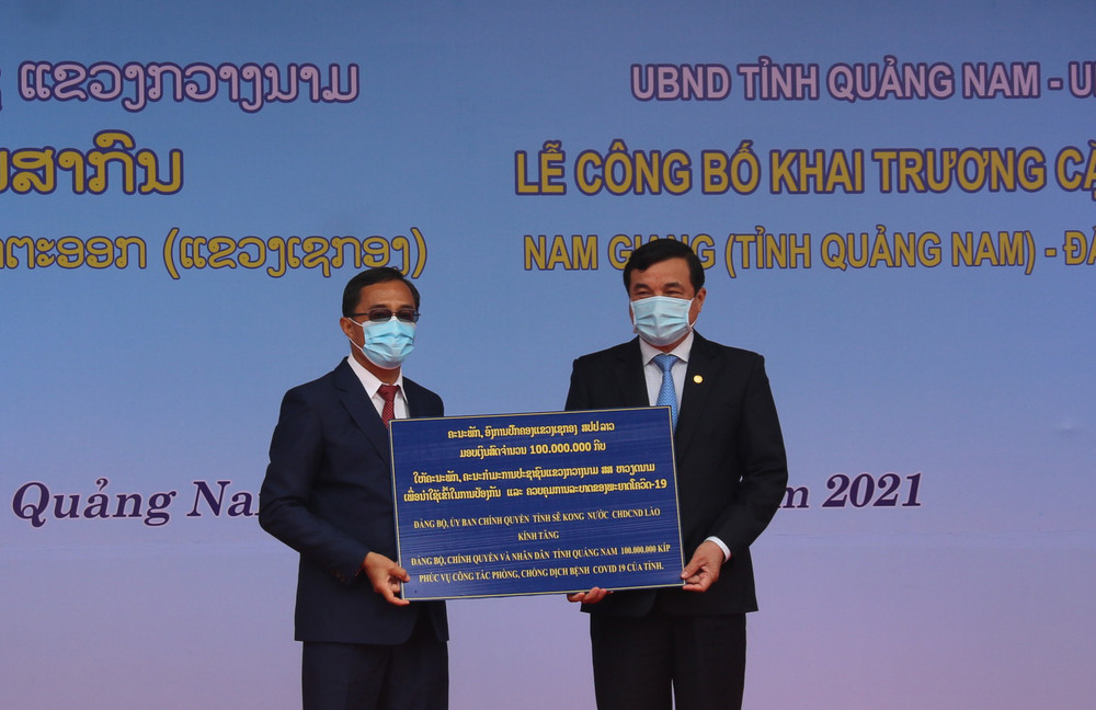 Lãnh đạo tỉnh Sê Kông trao 100 triệu kíp tặng tỉnh Quảng Nam để hỗ người dân ở khu vực biên giới. Khai trương cặp cửa khẩu quốc tế Nam Giang - Đắc Tà Oọc -0