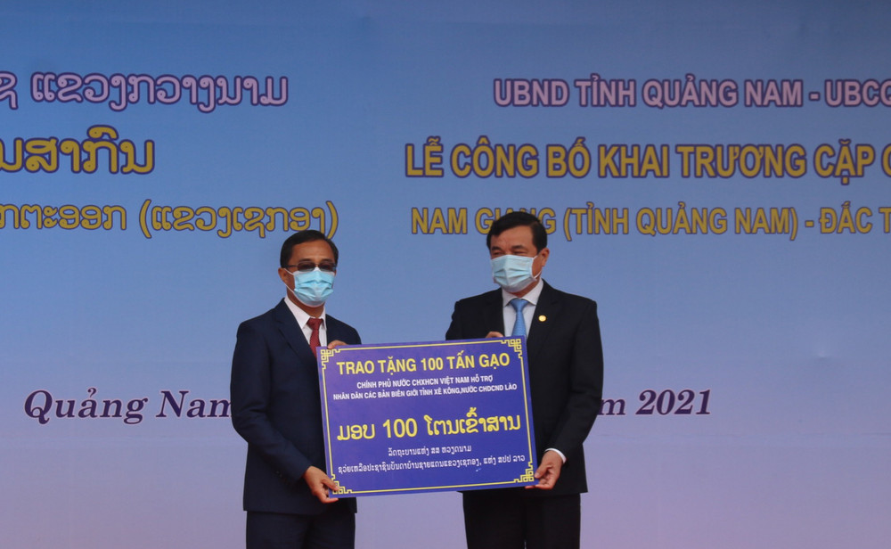 Lãnh đạo tỉnh Quảng Nam trao 100 tấn gạo tặng tỉnh Sê Kông. Khai trương cặp cửa khẩu quốc tế Nam Giang - Đắc Tà Oọc -0