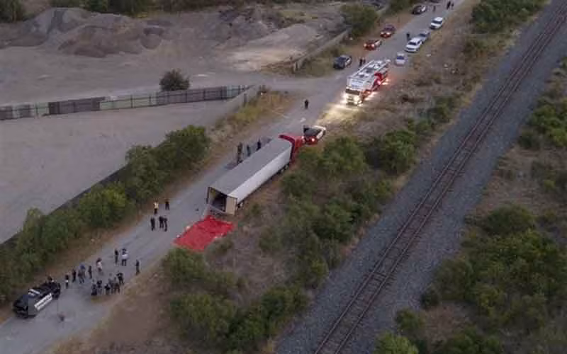 Hiện trường phát hiện thi thể người nhập cư trong xe thùng đầu kéo ở San Antonio, bang Texas, Mỹ, ngày 27/6 vừa qua. (Ảnh: THX/TTXVN)