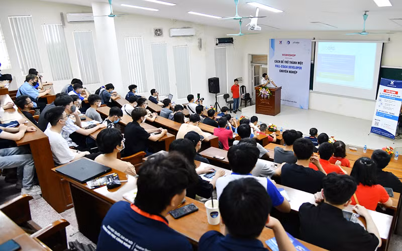 Nhiều hoạt động kết nối thiết thực, hấp dẫn tại Ngày hội việc làm Công nghệ - UET Jobfair 2022 -0