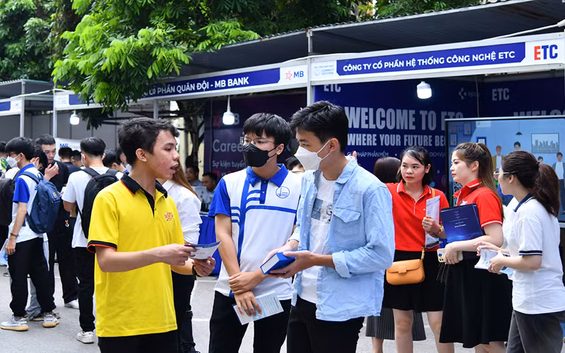 Các bạn sinh viên tìm hiểu về cơ hội việc làm, thực tập tại các doanh nghiệp, phòng thí nghiệm công nghệ tại ngày hội.