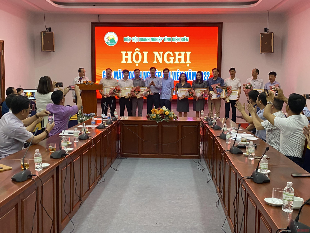 Chủ tịch UBND tỉnh Điện Biên trao Bằng khen tặng các tập thể, cá nhân có nhiều đóng góp trong thực hiện nhiệm vụ. Phát huy vai trò cầu nối giữa doanh nghiệp với chính quyền địa phương -0