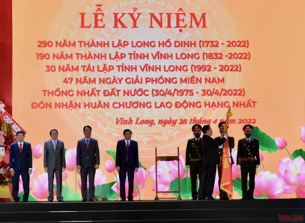 Chủ tịch Quốc hội Vương Đình Huệ trao Huân chương Lao động hạng Nhất tặng Đảng bộ, chính quyền và nhân dân tỉnh Vĩnh Long (Ảnh: CHIẾN THẮNG) Xây dựng Vĩnh Long phát triển nhanh và bền vững, có vị thế xứng đáng trong khu vực -0